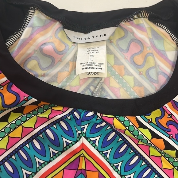 Trina Turk, swim shirt, top rushgard size L Peruvian print never worned NWOT - Picture 3 of 5